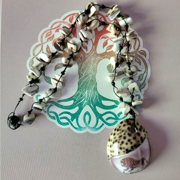 Handmade Jewelry - Shell necklace with a lion on the large shell #57